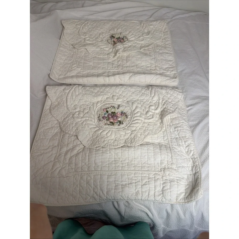 Jcpenney Home Collection White Quilted/Embroidered Pillow Shams 21 X 27 Set